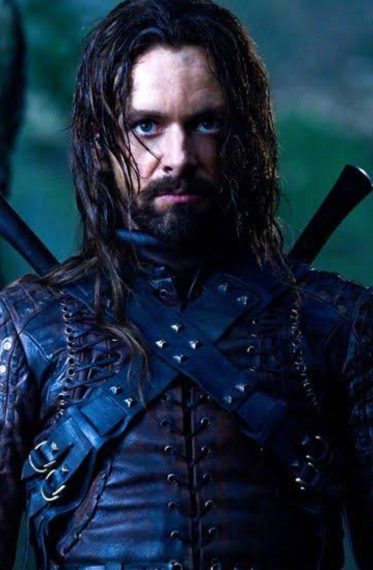 Michael Sheen interpreta Lucian, em Anjos da Noite (2003). Esta é uma série de filmes que acompanha a luta entre vampiros e licantropos, mostrando a história de Selene, uma vampira guerreira em busca de vingança. Disponível na MAX e Amazon Prime.