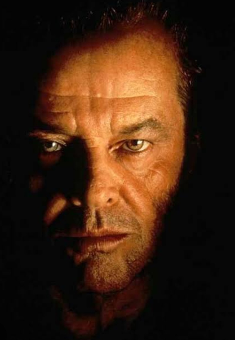 Jack Nicholson interpreta William Will Randall em Wolf (1994). Após ser mordido por um lobisomem, ele começa a se transformar na criatura, adquirindo habilidades sobre-humanas e enfrentando dilemas morais enquanto lida com suas novas habilidades e a crescente violência. O filme pode ser alugado no YouTube, Google Play, Amazon Prime e Apple TV.