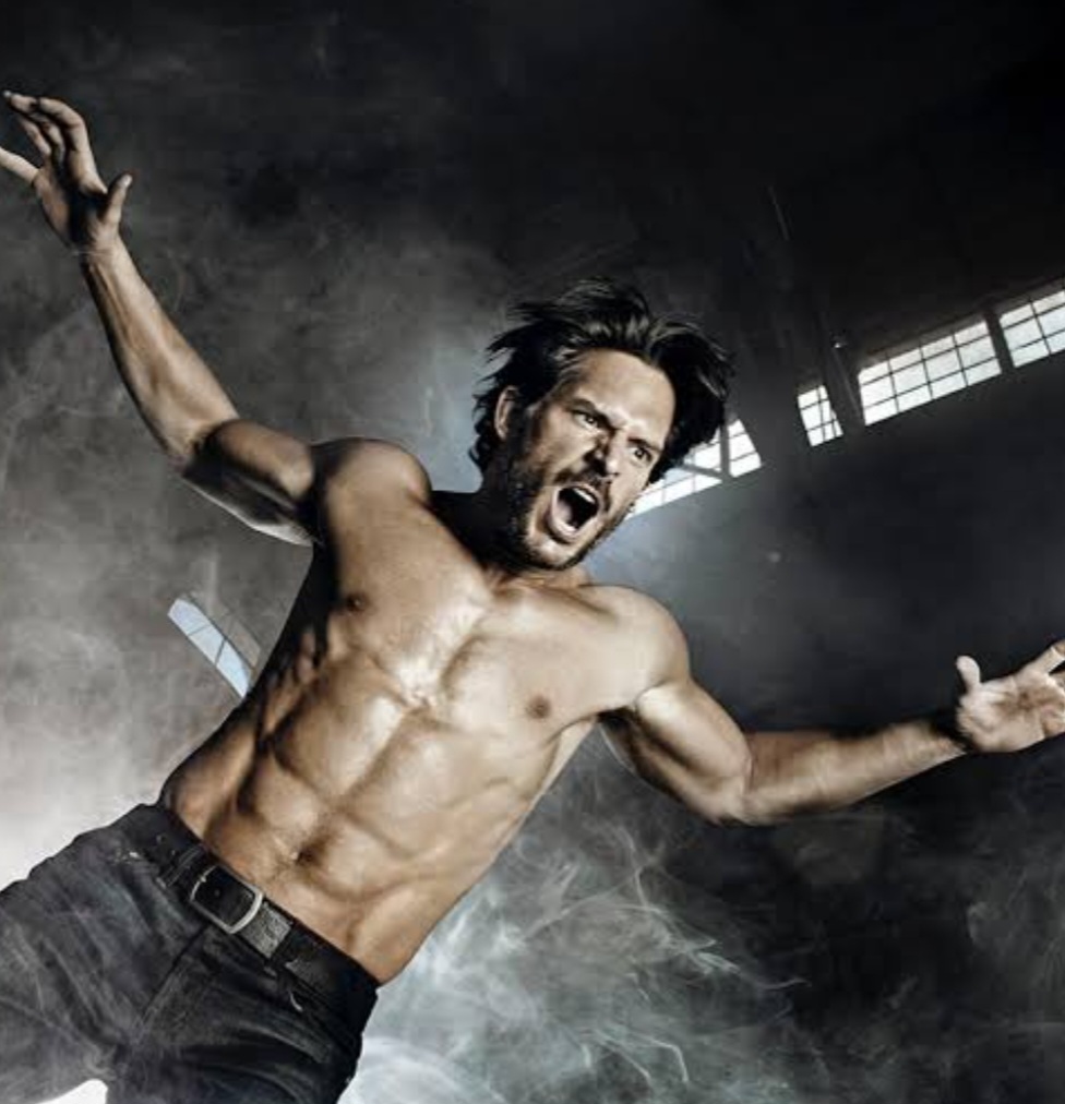 Joe Manganiello viveu Alcide Herveaux em True Blood (2008-2014). Esta foi uma série de drama e mistério que se passa em Louisiana onde lobisomens, vampiros, fadas e outros seres sobrenaturais tentam coexistir com os humanos. Disponível no Amazon, Netflix e MAX.