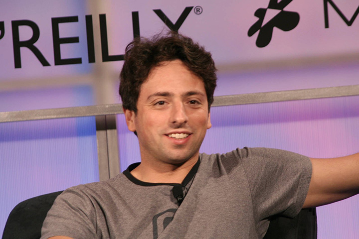 6º) Sergey Brin (patrimônio de US$ 160,5 bilhões) - Cofundador do Google ao lado de Larry Page. Foi fundamental no desenvolvimento do mecanismo de busca e do modelo de negócios da companhia.