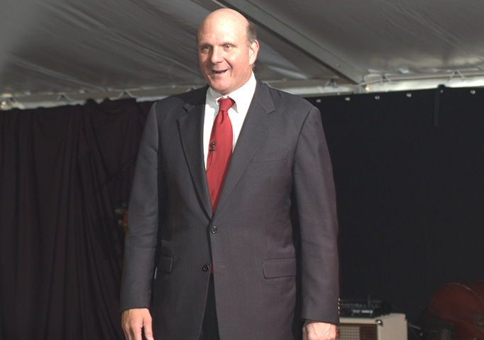 7º) Steve Ballmer (patrimônio de US$ 157,4 bilhões) - Ex-CEO da Microsoft (2000-2014), ajudou a consolidar a empresa no mercado de software. Hoje, é dono do time de basquete Los Angeles Clippers.