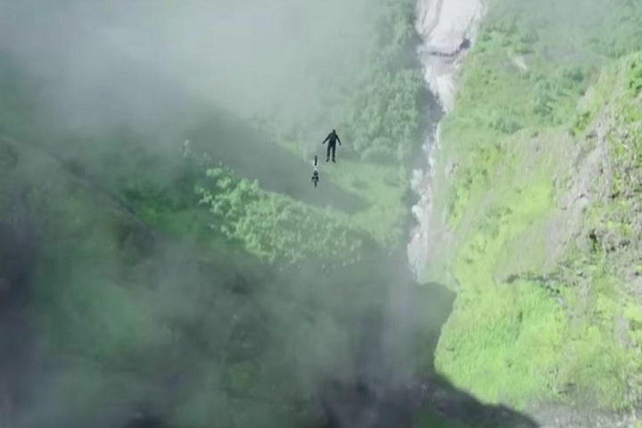 Além de cenas de luta em cima de um trem em movimento, o filme conta com um salto de moto em um penhasco que Tom Cruise treinou por quase um ano!