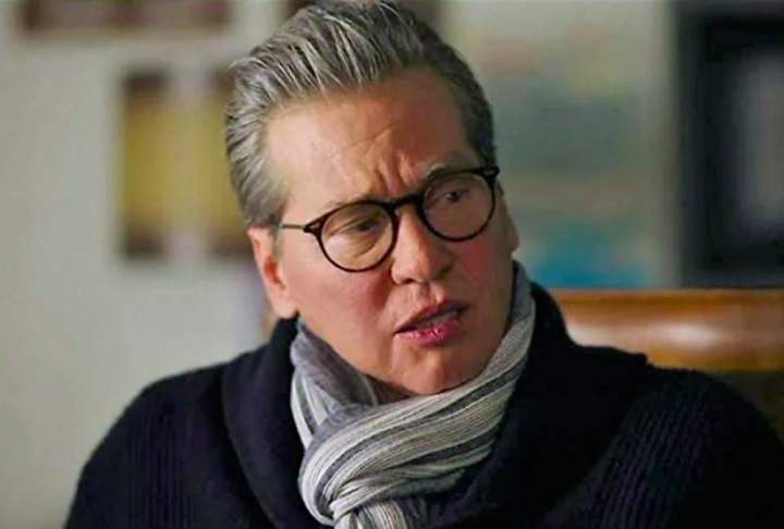 Diagnosticado com câncer de garganta em 2014, Kilmer precisou passar por uma traqueostomia que afetou sua voz.