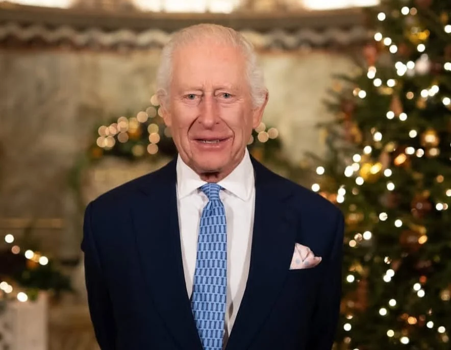 O atual monarca é o Rei Charles III, enquanto o Primeiro-Ministro, atualmente Rishi Sunak, lidera o governo parlamentar. O monarca tem papel cerimonial, sendo símbolo de unidade nacional e chefe de Estado.