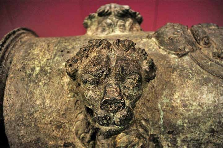 Armas de haste, dardos incendiários, escudos de canhão, cotas de malha e outros itens oferecem detalhes valiosos sobre as estratégias militares da época. Conheça mais sobre este navio histórico!