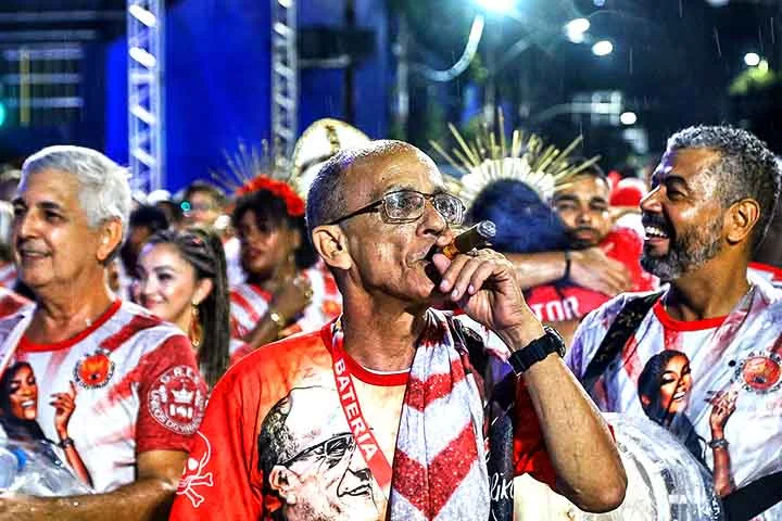 Desse modo, a homenagem acontece em um momento simbólico. Em 2026, Ciça completa 70 anos de vida e 36 como mestre de bateria. A Viradouro, por sinal, completará 80 anos de fundação no próximo ano e pretende brindar sua comunidade com um desfile emocionante.