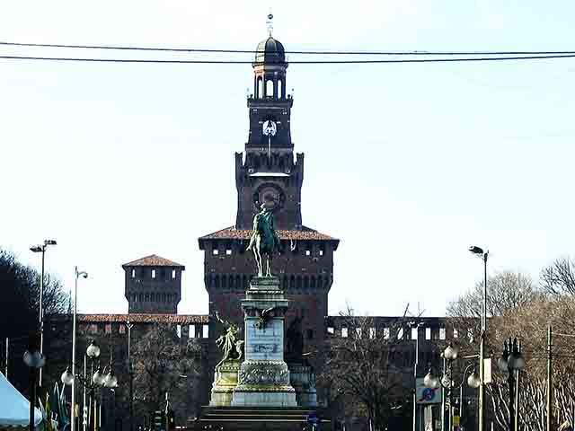 Quem quiser, pode visitar o castelo por conta própria ou participar de uma visita guiada para conhecer todos os detalhes e curiosidades deste lugar histórico e culturalmente rico.