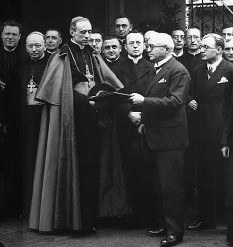 Pio XII - O 260º papa da história nasceu em Roma, na Itália. Eugenio Maria Giuseppe Giovanni Pacelli exerceu o cargo por 19 anos e 221 dias - de 2 de março de 1939 até sua morte, em 1958.
