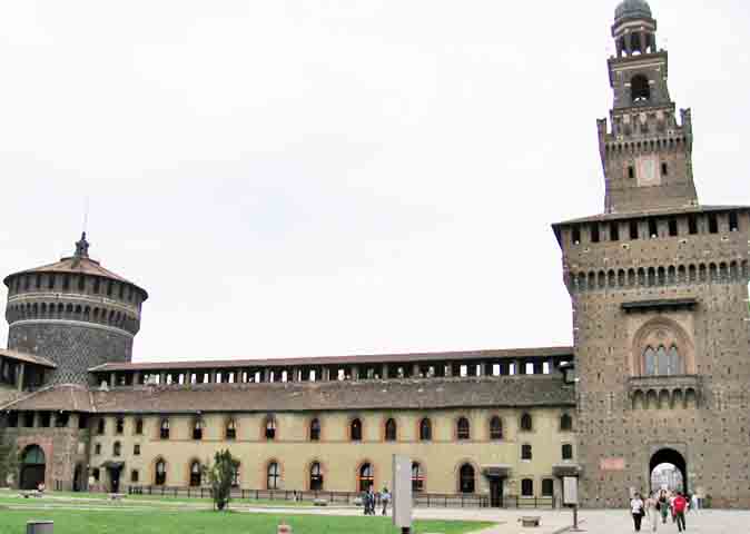 Ao longo dos séculos, o castelo passou por várias transformações e foi utilizado para diferentes propósitos, tendo inclusive servido como quartel militar durante o domínio espanhol e austríaco.