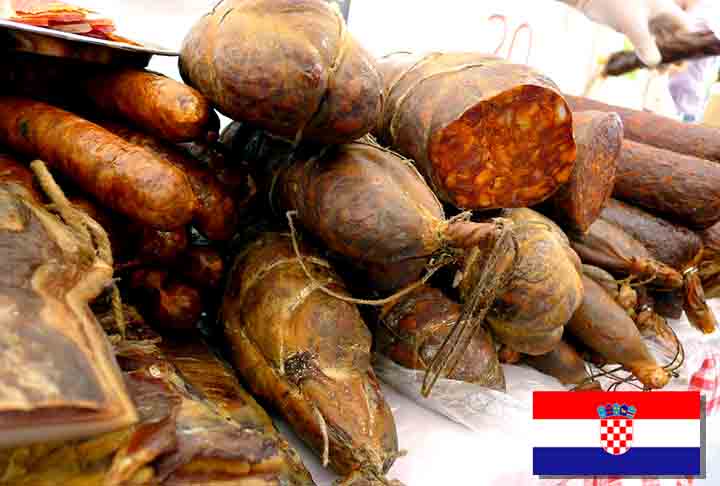 10º) Kulenova seka (Croácia) - É uma variedade de salame seco que pode ser misturada com carne de boi ou de cabra, dependendo da receita. O tempero é uma parte essencial da sua produção, geralmente incluindo alho, pimenta-do-reino, pimenta em pó (picante ou doce).