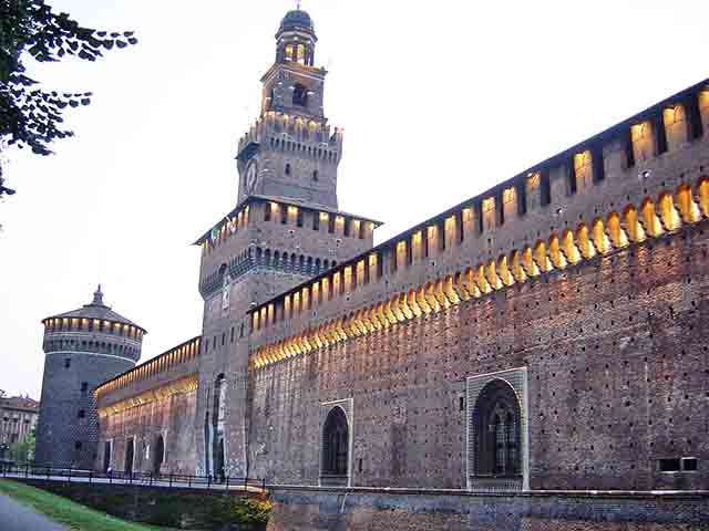 O complexo é cercado por grandes muralhas e um fosso, que hoje está seco, mas que já serviu como uma defesa adicional contra invasores. 