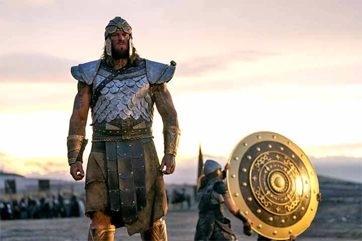 Além disso, a série deve esmiuçar com mais profundidade os conflitos sentimentais de Davi, bem como o preço emocional de assumir uma liderança tão complexa.