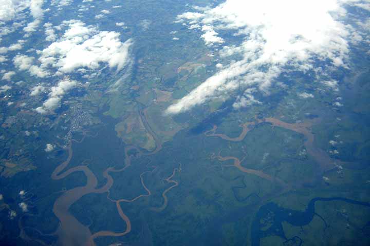 O volume d'água despejado pelo rio é tão descomunal que a água do mar é doce por vários quilômetros além da desembocadura. O rio Amazonas descarrega no oceano Atlântico 20% de toda a água doce que chega nos oceanos.