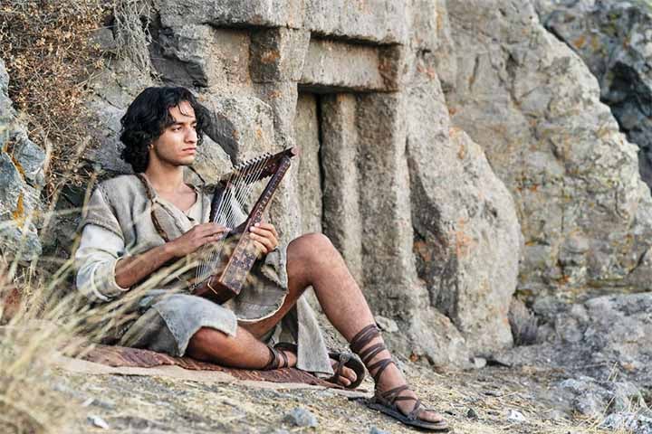 A corte israelita, marcada por disputas políticas, rivalidades familiares e jogos de poder, será o novo campo de batalha do jovem herói.