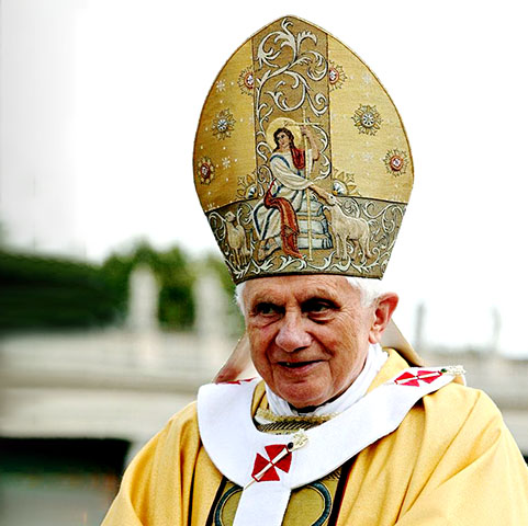 Bento XVI - Joseph Aloisius Ratzinger nasceu no estado da Baviera, na Alemanha, e ocupou o trono por 7 anos e 315 dias - de 19 de abril de 2005 a 28 de fevereiro de 2012, quando abdicou da função. 

