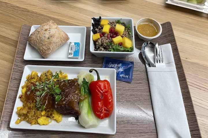 Além disso, as azeitonas podem ser marinadas com ervas e especiarias para intensificar seu sabor, oferecendo uma opção saborosa e saudável para petiscos e aperitivos.