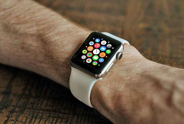 Mais recentemente, os relógios inteligentes, ou smartwatches, surgiram como uma fusão entre a tecnologia digital e os relógios tradicionais, oferecendo uma variedade de recursos além de simplesmente mostrar a hora.