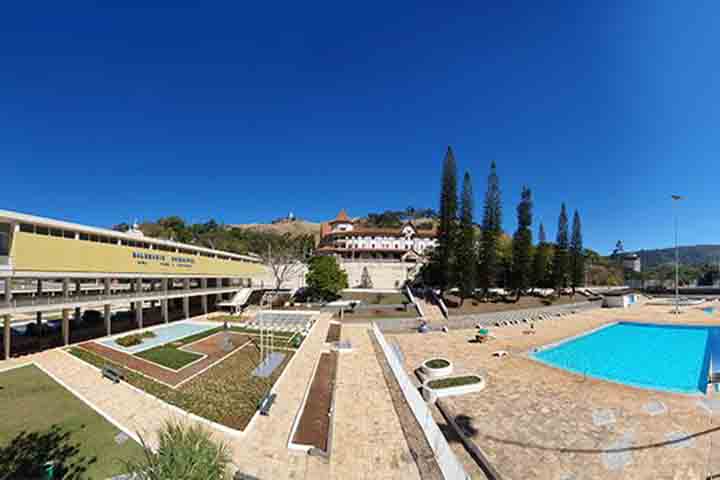 Localizada a 158 quilômetros de São Paulo, Águas de Lindóia é o destino de diversas famílias e uma das grandes atrações é o stangerbad. Um banho de imersão com placas de carvão que emitem correntes elétricas, traz benefícios para a saúde e alivia o estresse. 