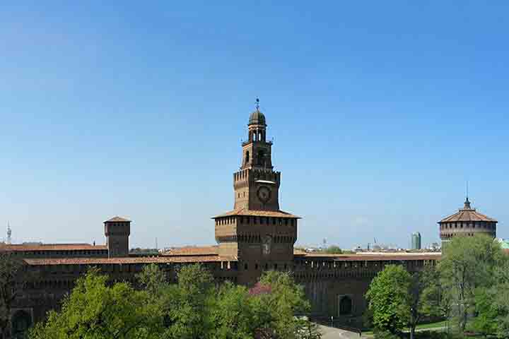 O castelo também é conhecido por sua Torre del Filarete, uma torre central que se tornou um dos símbolos mais reconhecíveis de Milão.
