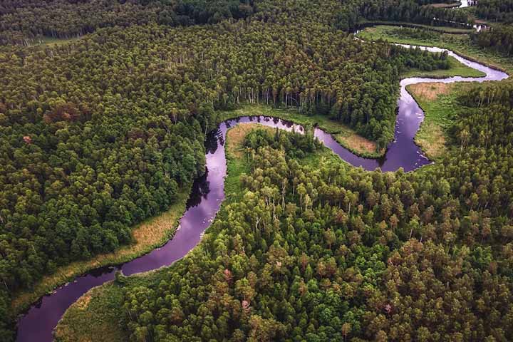 Nele, também pode-se identificar regiões esgotadas pelo intenso uso de água. Entre elas, estão a Bacia do rio Colorado (nos Estados Unidos), a própria Bacia Amazônica (descarga negativa), a Bacia do rio Orange, no sul da África, e a Bacia Murray-Darling, no sudeste da Austrália.