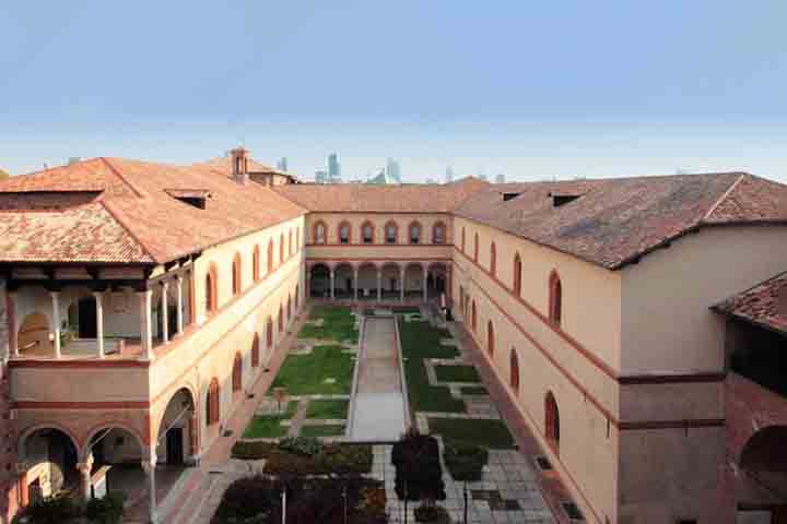 O castelo é um exemplo impressionante da arquitetura renascentista, com suas torres imponentes, pátios internos e detalhes decorativos. 