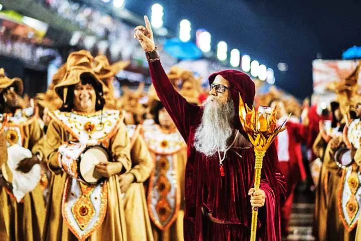 A estreia foi com um enredo sobre a revolucionária Anita Garibaldi. Na escola de Niterói, se destacou pela ousadia e profissionalismo, com paradinhas, bossas marcantes e coreografias (ritmistas de joelhos, abertura da bateria, etc.)
