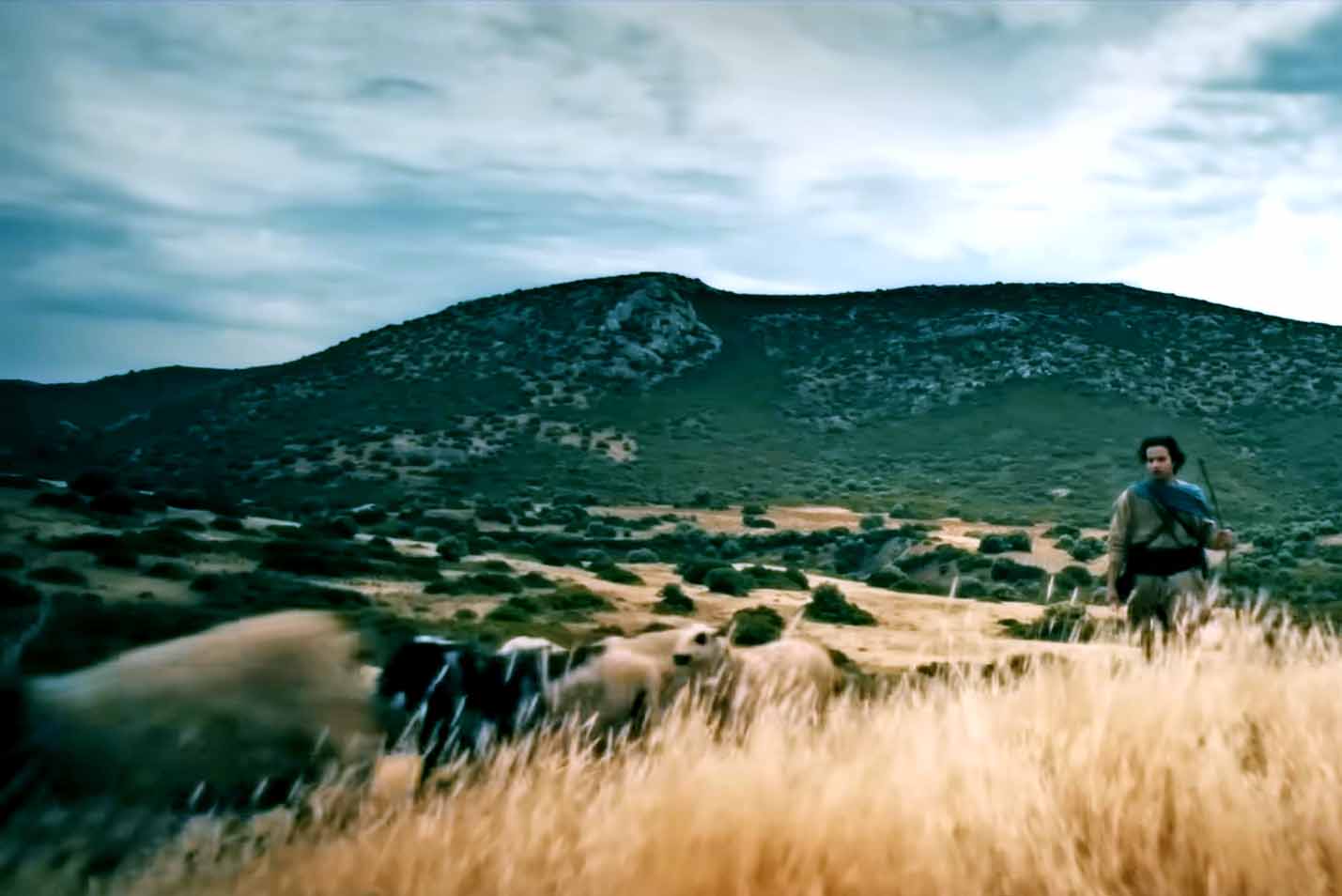 A ambientação da série é um de seus pontos altos. Filmada em locações naturais da Grécia, a produção esbanja autenticidade visual, com figurinos, paisagens e construções que ajudam a transportar o espectador para o coração do Antigo Oriente Médio.