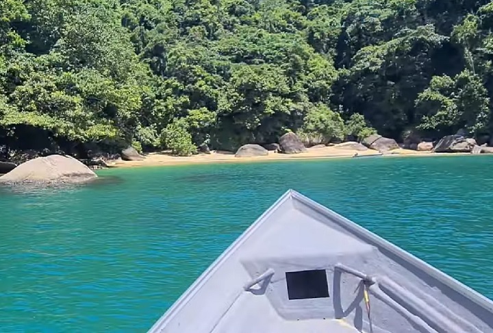 Também é possível contratar um barqueiro em Trindade ou no Condomínio Laranjeiras. Essa opção é mais rápida e permite admirar a beleza do litoral de Paraty pelo mar.