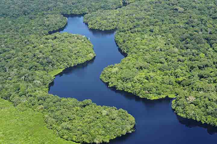 A bacia amazônica é formada pelo rio Amazonas e seus afluentes. Estes estão situados nos dois hemisférios (no hemisfério norte e no hemisfério sul) e, devido a esse fato, o rio Amazonas tem dois períodos de chuvas, pois a época das chuvas é diferente no hemisfério norte e no hemisfério sul.