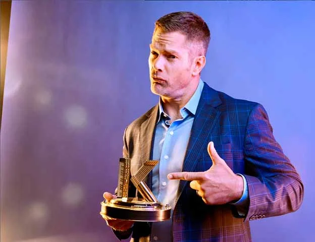 Outro nome importante nos bastidores é o de Dallas Jenkins, criador da série The Chosen, que atua como consultor criativo em Casa de Davi. Sua influência é perceptível principalmente na maneira como os personagens são desenvolvidos com profundidade e humanidade, sem perder o pano de fundo espiritual.