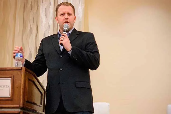 Um dos grandes trunfos de Casa de Davi é a presença de nomes experientes e respeitados por trás das câmeras. O criador da série é Jon Erwin, cineasta conhecido por seu trabalho em filmes de inspiração cristã como I Can Only Imagine e Jesus Revolution.