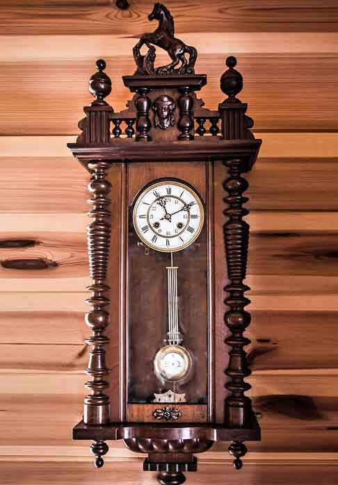 No século 17, Galileu Galilei inventou o pêndulo, que aumentou significativamente a precisão dos relógios mecânicos.