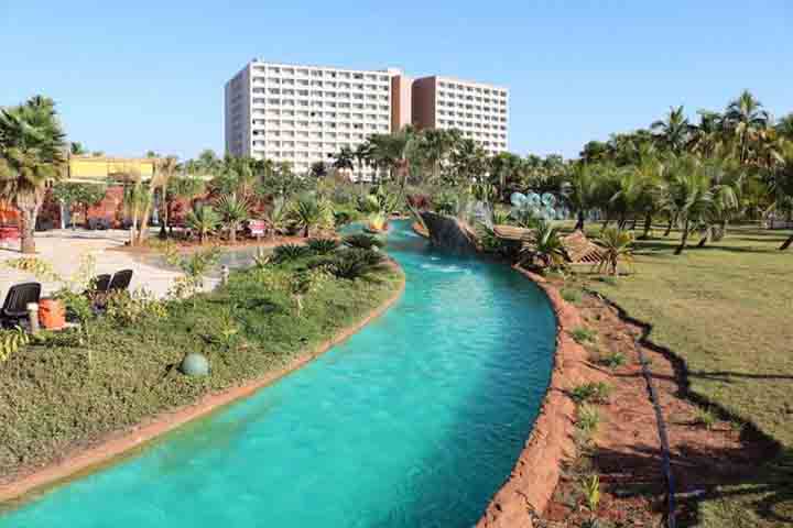 Seu desenvolvimento turístico se deve à chegada de empreendimentos de grande porte à cidade, a principal atração turística é o Parque Thermas dos Laranjais, o mais visitado no Brasil e o quinto no mundo, com mais de 50 atrações.