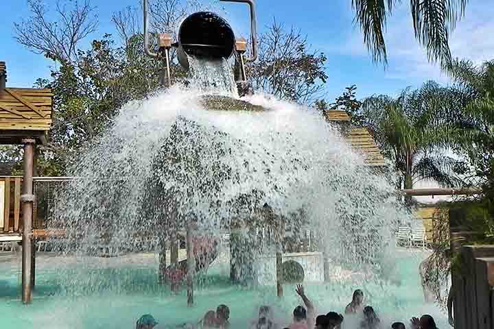 Desde a antiguidade, os banhos terapêuticos com água mineral utilizados nesses locais recebem vários frequentadores, que buscam descanso e relaxamento. Diversas cidades turísticas brasileiras possuem essas estâncias minerais, que atraem visitantes para acompanhar de perto paisagens deslumbrantes.