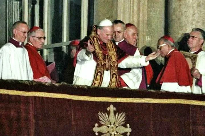 Com o terceiro maior pontificado da história, João Paulo II foi uma das personalidades mais influentes do século 20, com intensa atuação política. Ele visitou 129 países, posicionou-se contra a Guerra Fria e pediu desculpas pela Inquisição. 
