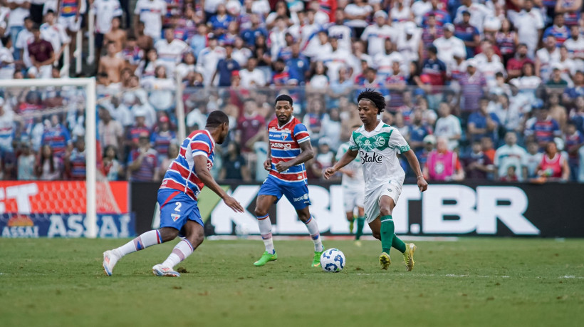 Ênio recebeu um amarelo aos 38 minutos do primeiro tempo da partida contra o Fortaleza