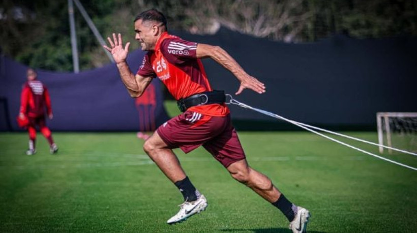 Zagueiro volta às atividades após grave lesão e avança no processo de recuperação no CT Parque Gigante