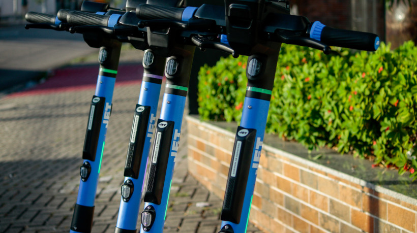 Foto ilustrativa: permissionários reivindicam a permissão do aluguel de patinetes apenas para a empresa Jet Brasil, que começou a operar em Fortaleza