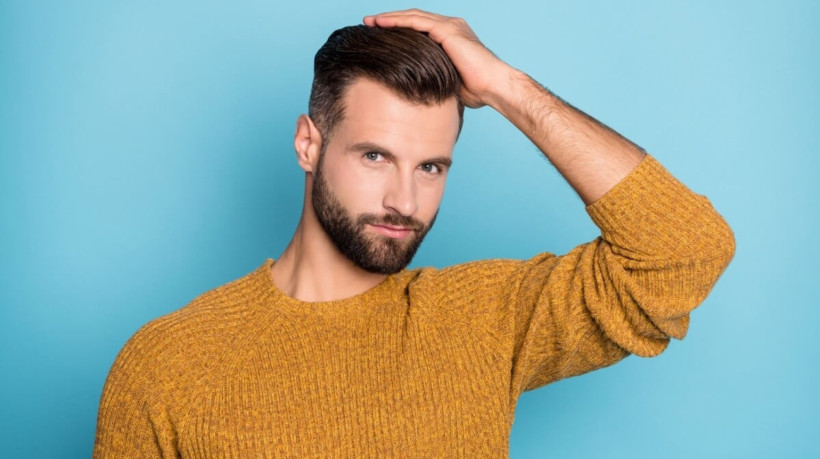 Os homens estão cada vez mais preocupados com a aparência e com os cuidados com o cabelo (Imagem: Roman Samborskyi | Shutterstock)