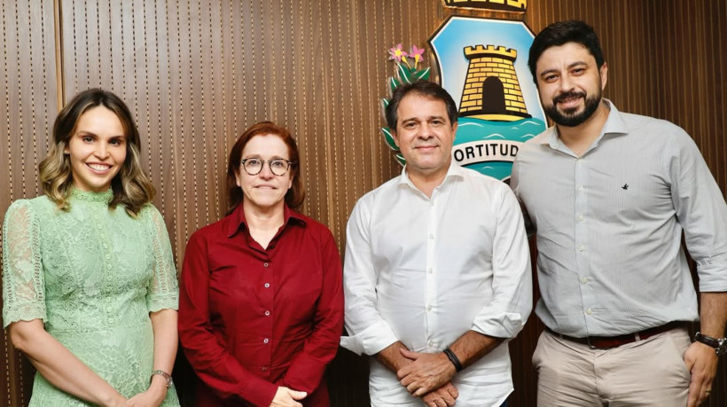Vice-prefeita de Fortaleza, Gabriella Aguiar (PSD); secretária da Saúde de Fortaleza, Riane Azevedo; prefeito Evandro Leitão (PT); e o novo superintendente do IJF, João Gilberto Gomes Macedo