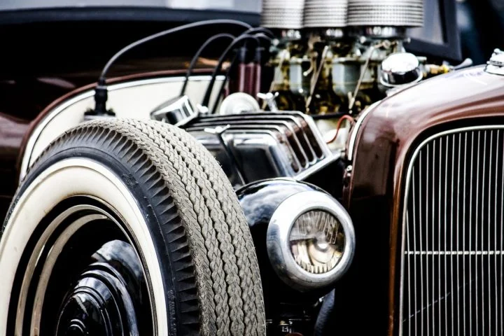 Durante as décadas seguintes, a indústria automotiva continuou a evoluir rapidamente. Os anos 1920 e 1930 viram o surgimento de novos estilos de carroceria, motores mais potentes e inovações como freios hidráulicos e suspensões independentes. 