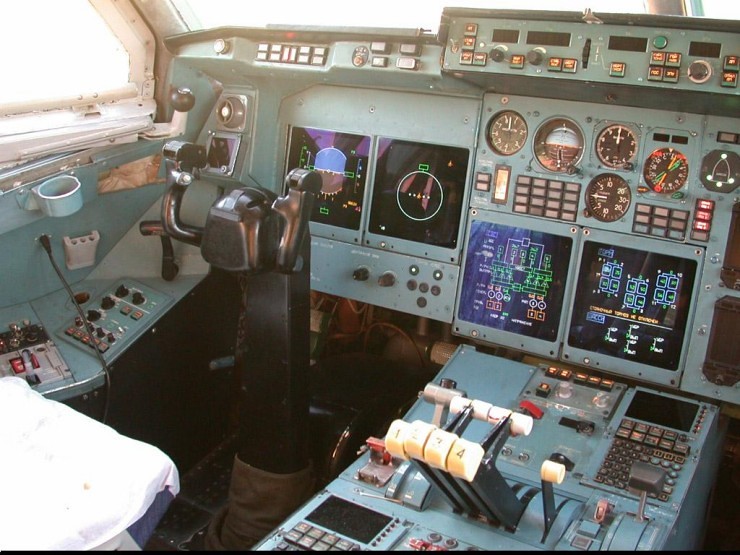 Graças a seu aparato de comunicação, é possível transmitir mensagens criptografadas de qualquer altitude para qualquer ponto do globo usando qualquer canal de comunicação.