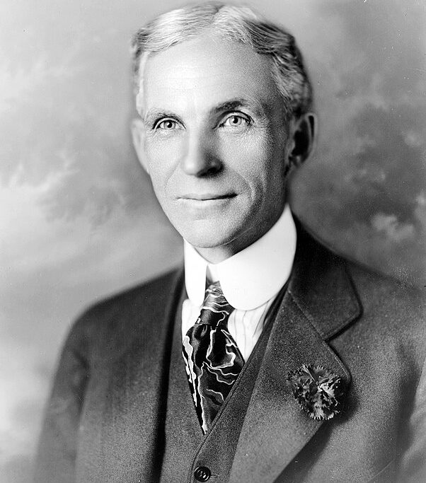 Figuras como Gottlieb Daimler, Henry Ford (foto) e Ransom E. Olds surgiram como líderes da indústria, impulsionando a produção em massa e tornando os automóveis mais acessíveis ao público em geral.