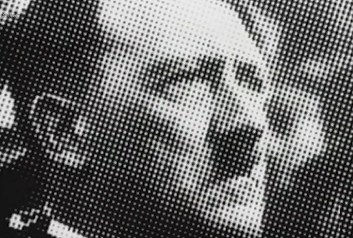 Outra propaganda emblemática, Hitler, feita para o jornal F. de São Paulo em 1989, falava sobre como mentiras são capazes de manipular os pensamentos.