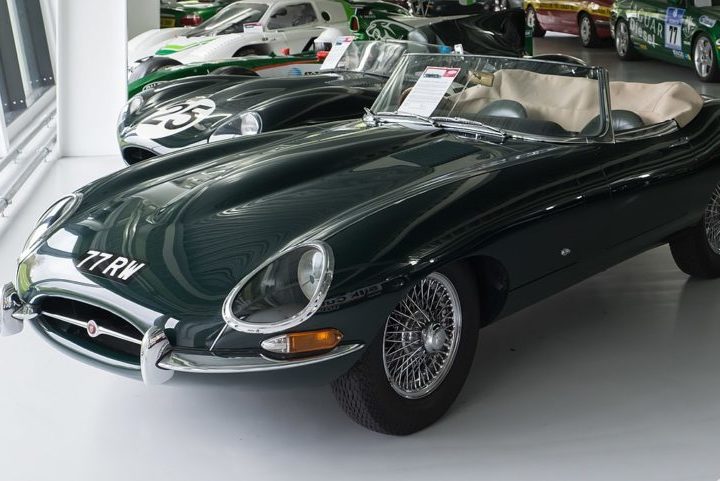 Jaguar E-Type (1961): Conhecido por seu design elegante e desempenho, o E-Type é frequentemente citado como um dos carros mais bonitos já fabricados e um símbolo do luxo e esportividade britânica.