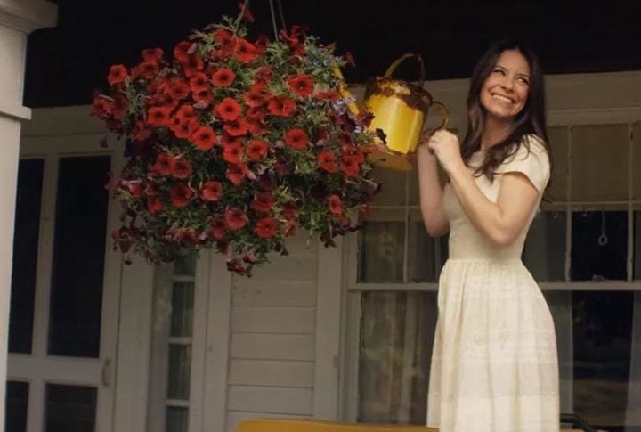 Falando sobre sua vida amorosa, a atriz já namorou o ator Dominic Monaghan, que também fez Lost, e o jogador de hockey Murray Hone.