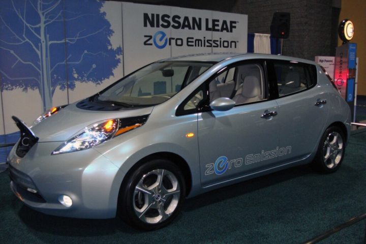 Nissan Leaf (2010): Um dos primeiros veículos elétricos de massa, o Leaf ajudou a popularizar os carros elétricos e a estabelecer a viabilidade dos veículos elétricos acessíveis para o mercado global.