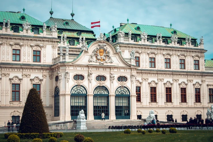 País que já abrigou grandes nomes como Mozart e com vilarejos inesquecíveis, a Áustria aparece em 17º lugar na lista, com custo médio diário de 148 euros.