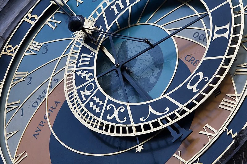 Chamado pelos locais de Orloj, ele foi construído pelo relojoeiro Mikulas Kadan e possui três ponteiros que indicam as horas e também as posições do sol e da lua. 
