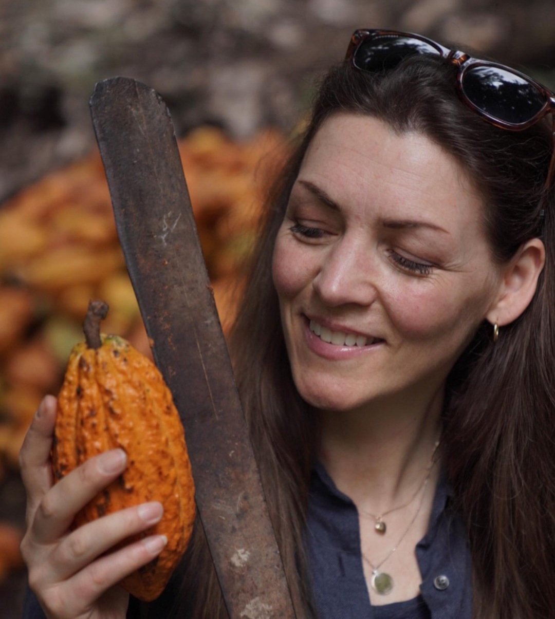 No Instagram ela costuma postar não apenas fotos dos chocolates produzidos, mas também do cacau que permite a magia da transformação num dos doces mais apreciados do planeta.
